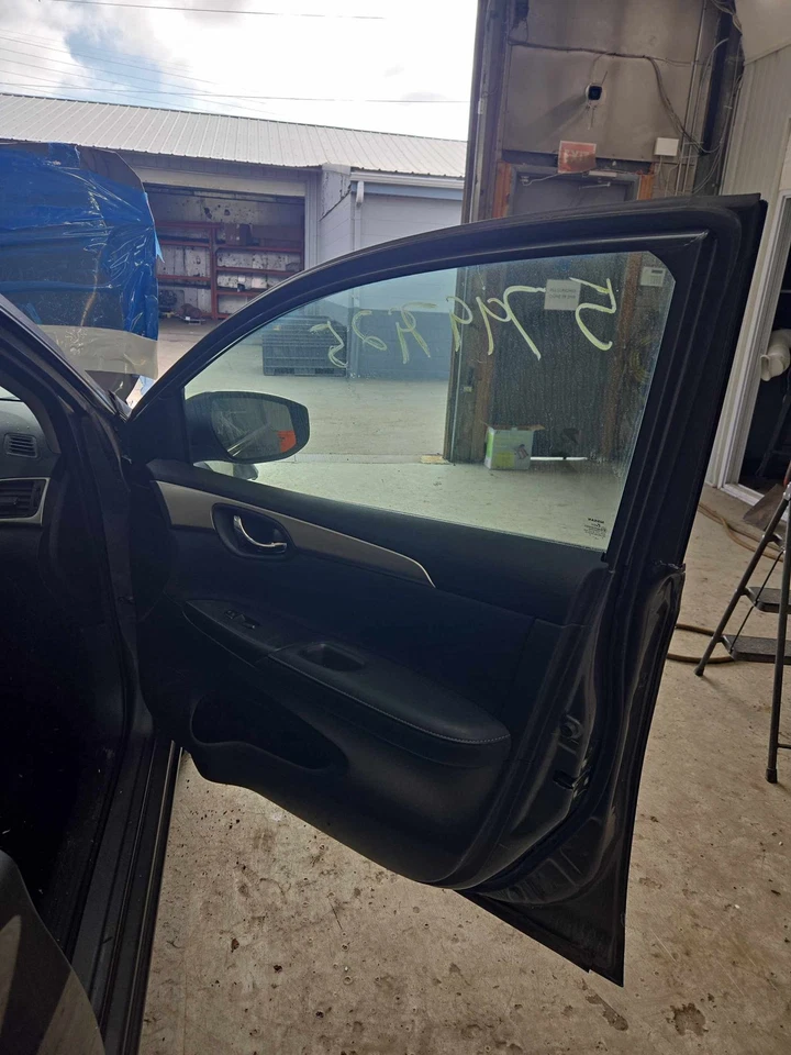 Used Front Right Door Assembly Front fits: 2018 Nissan Sentra electric Front Rig Foto 2 de 4