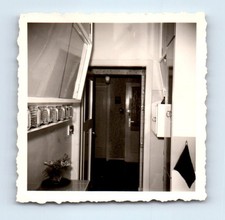 Antigua foto cuadrada vintage PUERTA INTERIOR HABITACIÓN Y PASILLO INSTANTÁNEA ABSTRACTA