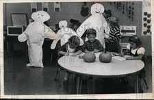 1965 Press Photo Ghosts & Jack-O-Lanterns at Wickliffe Worden Elementary School