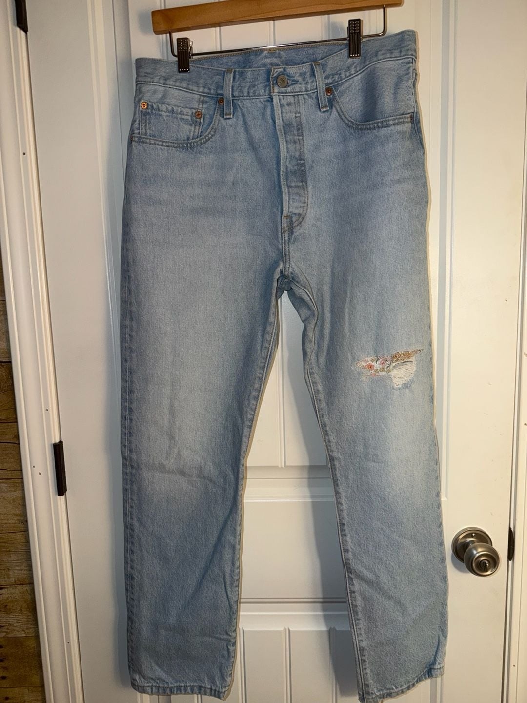 Levi’s 501 150th Anniversary Jeans 34x30 Light Wash Distressed Floral Patch De, photo 2