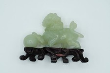 Leone in Giada Cinese con base in legno della metà del '900