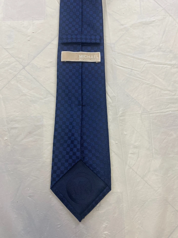Corbata Michael Kors 100 % seda. Diseño cuadrado geométrico delgado de 3" de ancho Foto 3 de 4