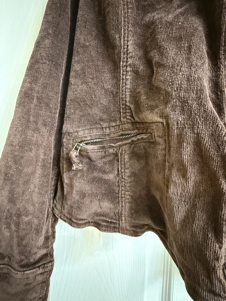 Jaqueta utilitária feminina marrom de veludo - Imagem 2 de 4