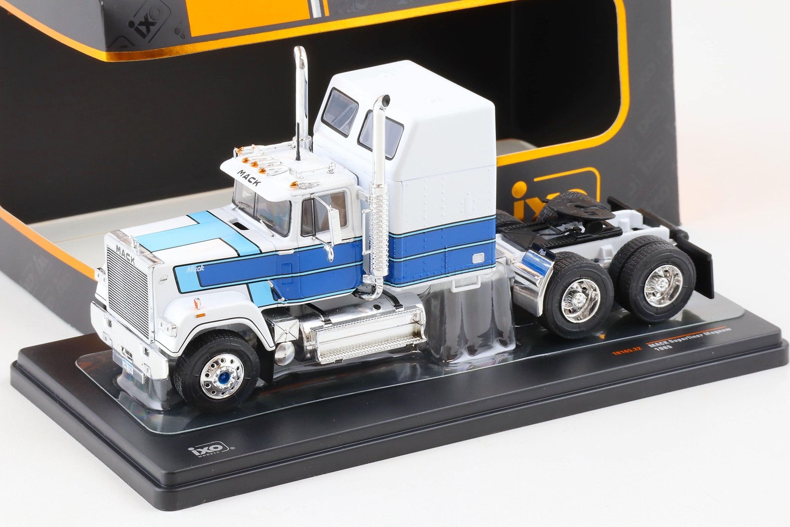 1:43 IXO 1985 Mack Superliner Magnum SZM Truck white/blue