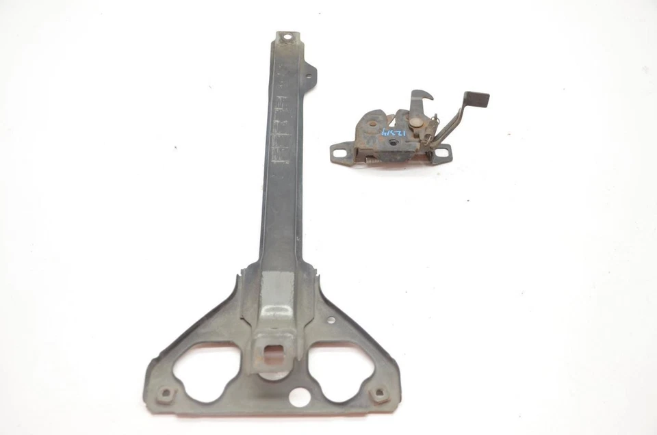 Pestillo y soporte capó delantero Nissan Pickup D21 90-97 Foto 3 de 4