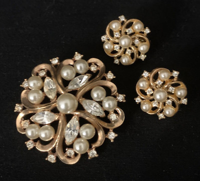 Crown Trifari Gold Plated Faux Pearl Rhinestone Brooch Pin  Earrings Pat Pend
