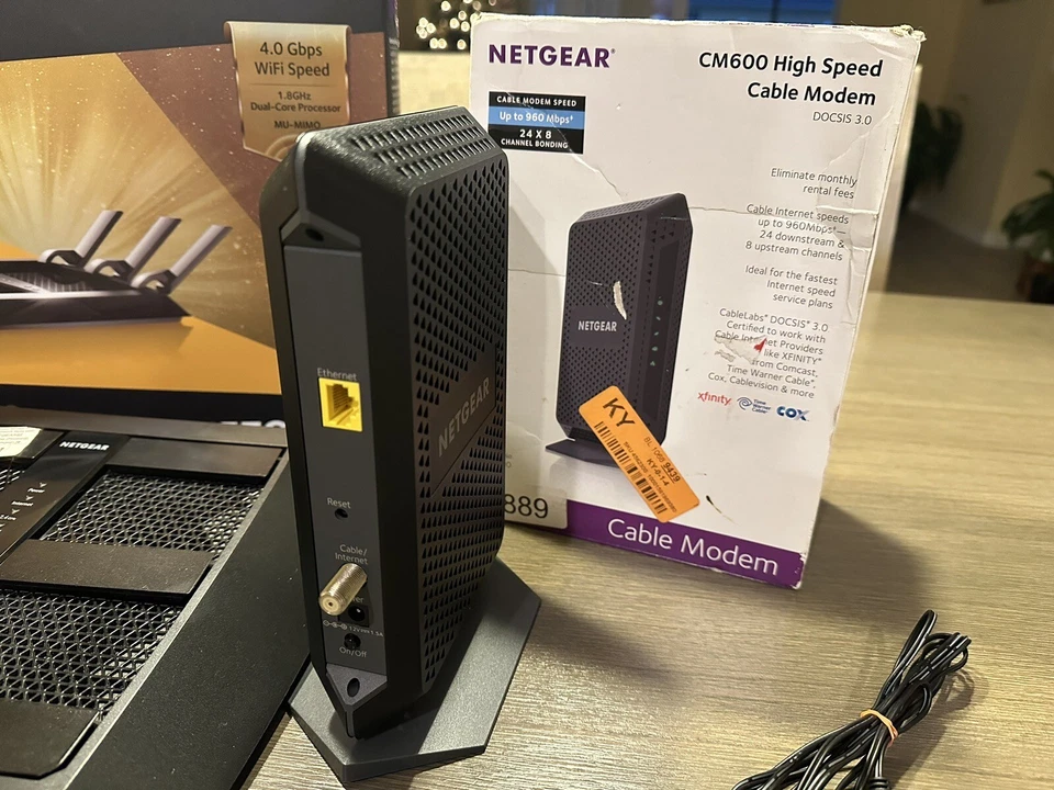 Módem de cable NETGEAR CM600-1AZNAS 960Mbps DOCSIS 3.0 y NETGEAR Nighthawk X6s Foto 4 de 4