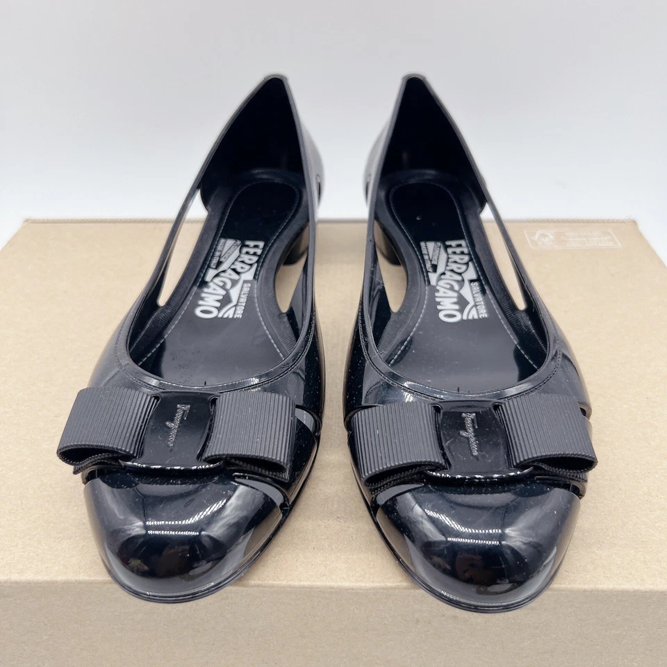 Zapatos de tacón bajo Salvatore Ferragamo para mujer planos con arco logotipo goma negra EE. UU. 7 Foto 4 de 4