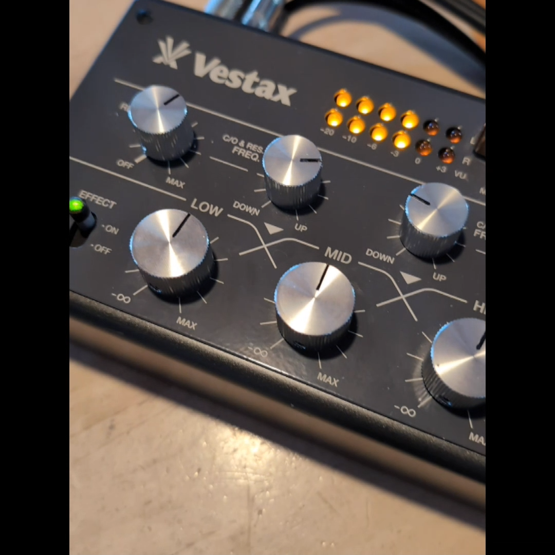 VESTAX DCR-2500F DJ Equipment PARAMETRIC ISOLATOR MINT Made VESTAX DCR-2500F DJ Equipment PARAMETRIC ISOLATOR MINT Made