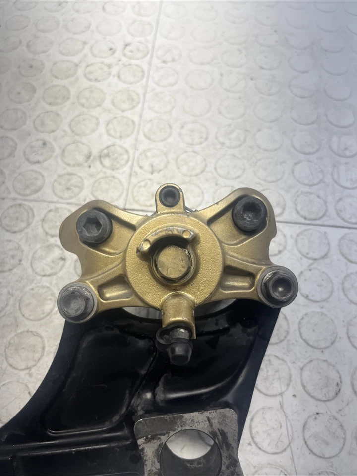 Pinza de freno trasera Suzuki GSXR 600 2004-2005 OEM con soporte de montaje OEM Foto 4 de 4