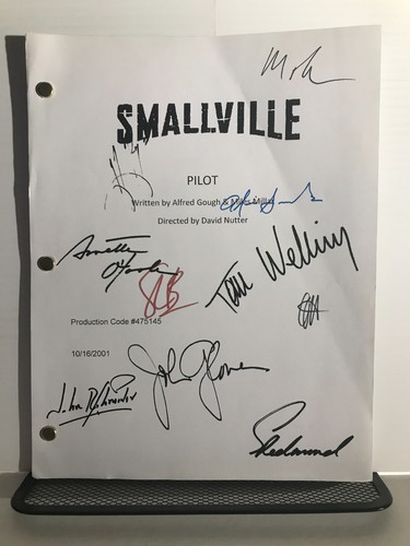PRIMO:  SMALLVILLE tv script PILOT episode 10/16/01  SIGNED 10x reprint