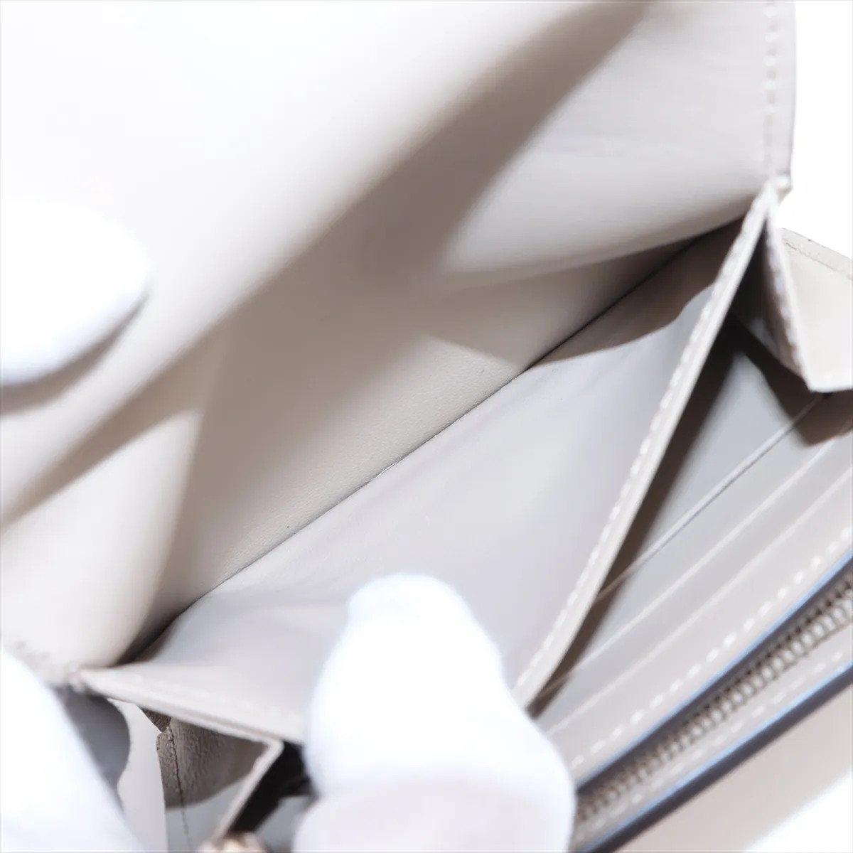 Louis Vuitton Mahina Portefeuille Iris Compact M62542 Gare Compact Wallet thumbnail 4