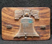 XD27170 VINTAGE 1970s LIBERTY BELL LET FREEDOM RING MENS WOOD BELT BUCKLE