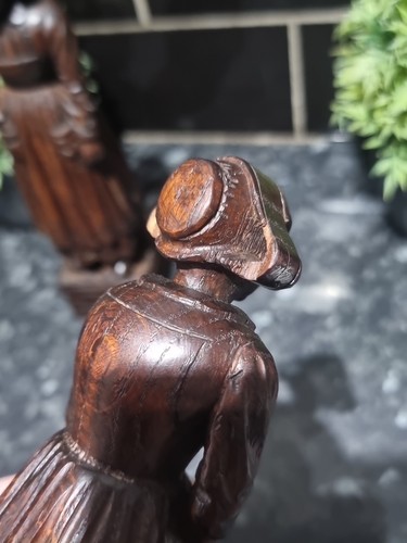 Antique 19th century Dutch carved oak figures of females in traditional dress. - Picture 8 of 24