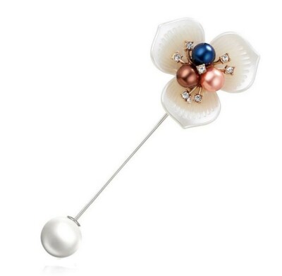 Revers Schmuck Brosche Hübsche Blume bestehend aus Perlmuttperlen. 