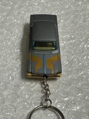 2018 Hot Wheels 63’ Chevy ll Hot Wheels 5/6 Custom Keychain 1:64 - Picture 5 of 5