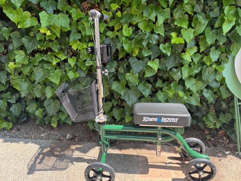 KneeRover Deluxe Steerable Knee Cycle Walker Scooter Crutch - green