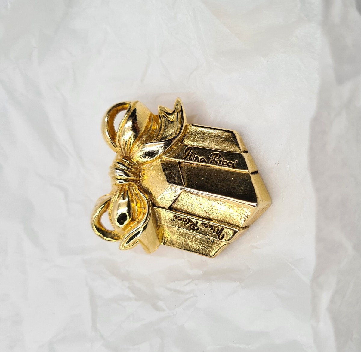 Broche Vintage Nina Ricci Années 80 - Cadeau Enrubanné En Métal Doré, Occasion Très Bon état