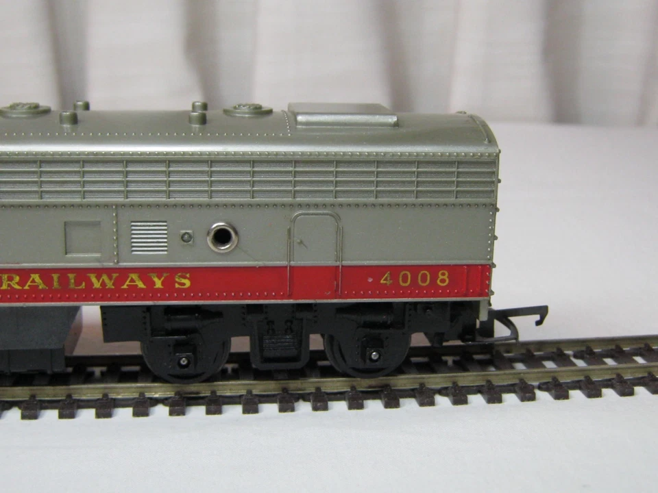 Tri-ang/Railways Transcontinental Silver/Red Diesel R55 OO Gauge Very Good - Image 4 of 4