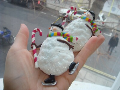 Zwei Vintage Weihnachtsschmuck Schneemänner auf Schlittschuhen Zuckerstangen Schals Schneemann