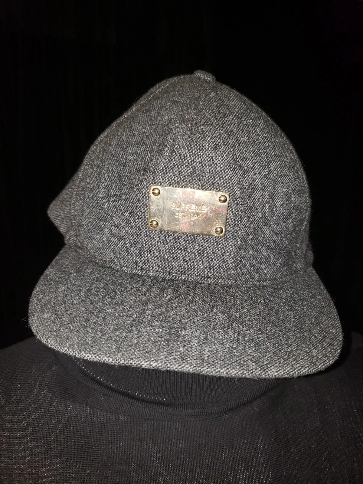 Logo barre Supreme noir blanc laine couleur or