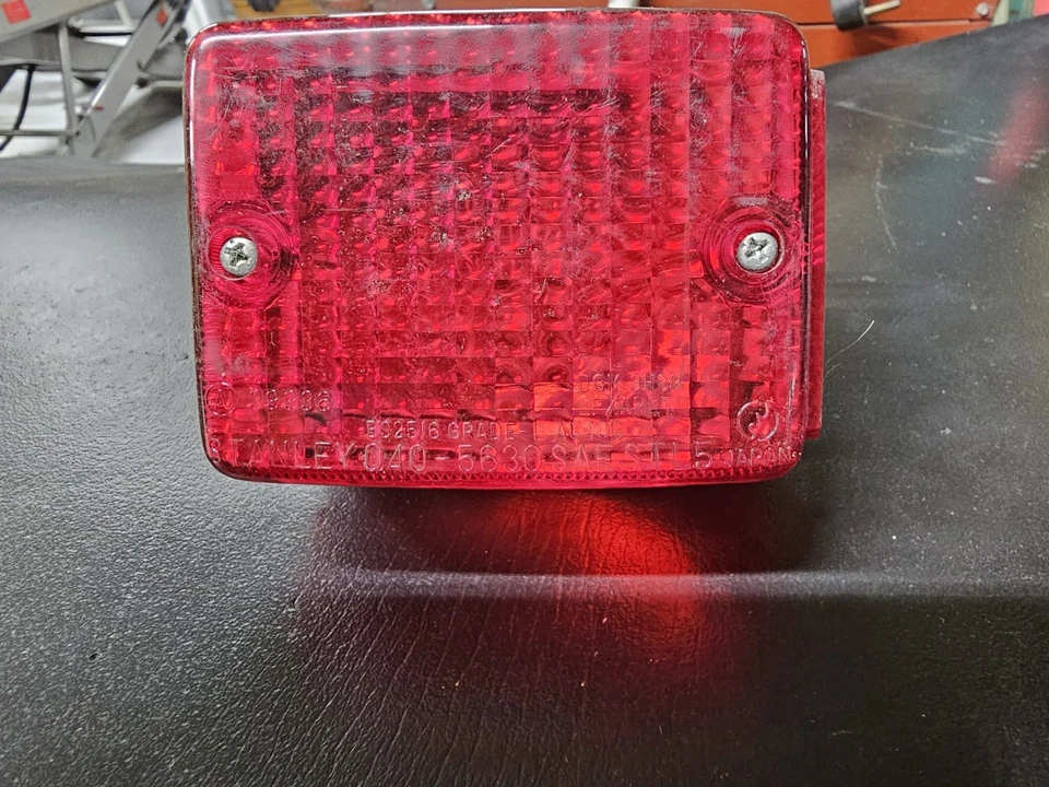 Luz trasera freno 2F4-84510-60-00 NOS YAMAHA GT80 DT80 QT50 LC50 MJ50 Foto 4 de 4