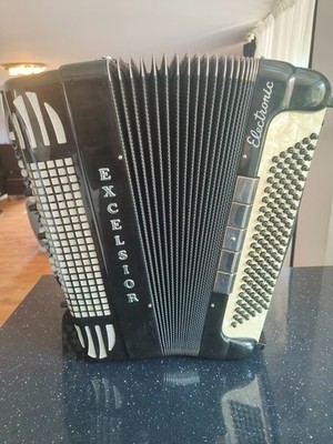 Excelsior C-2000 Chromatic Button Accordion 120 Bass