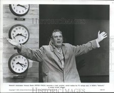 1977 Press Photo Peter Finch, actor, in a scene from the movie "Network" 1977 Press Photo Peter Finch, actor, in a scene from the movie "Network"