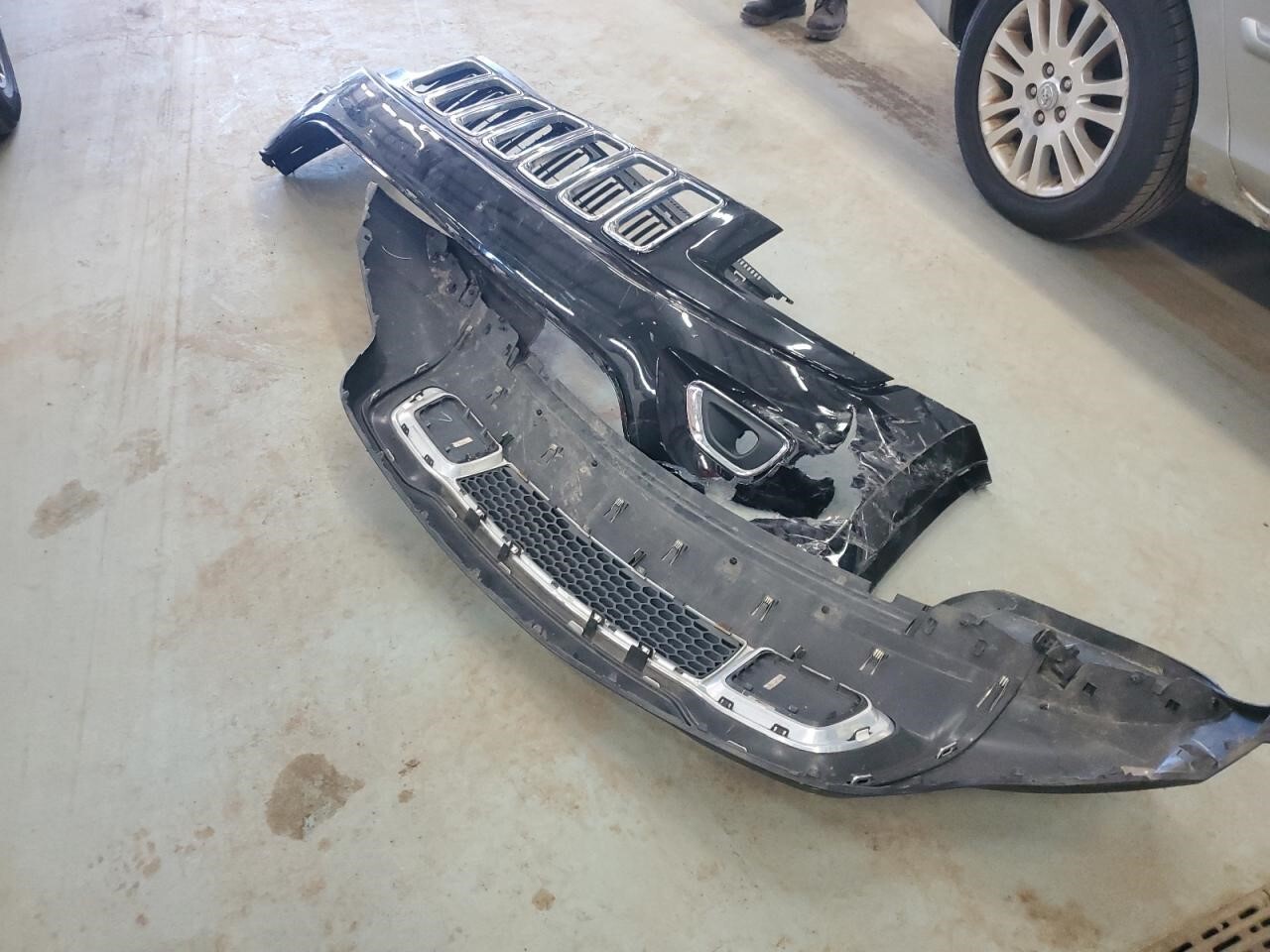 Used Deck Lid fits: 2015 Jeep Grand cherokee privacy tint glass w/rear view came