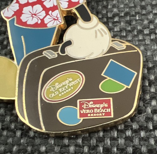Prendedor Jumbo Disney 2004 DVC Mickey Suitcase Members Are Magical LE 750, PP# 35884 - Imagen 2 de 6