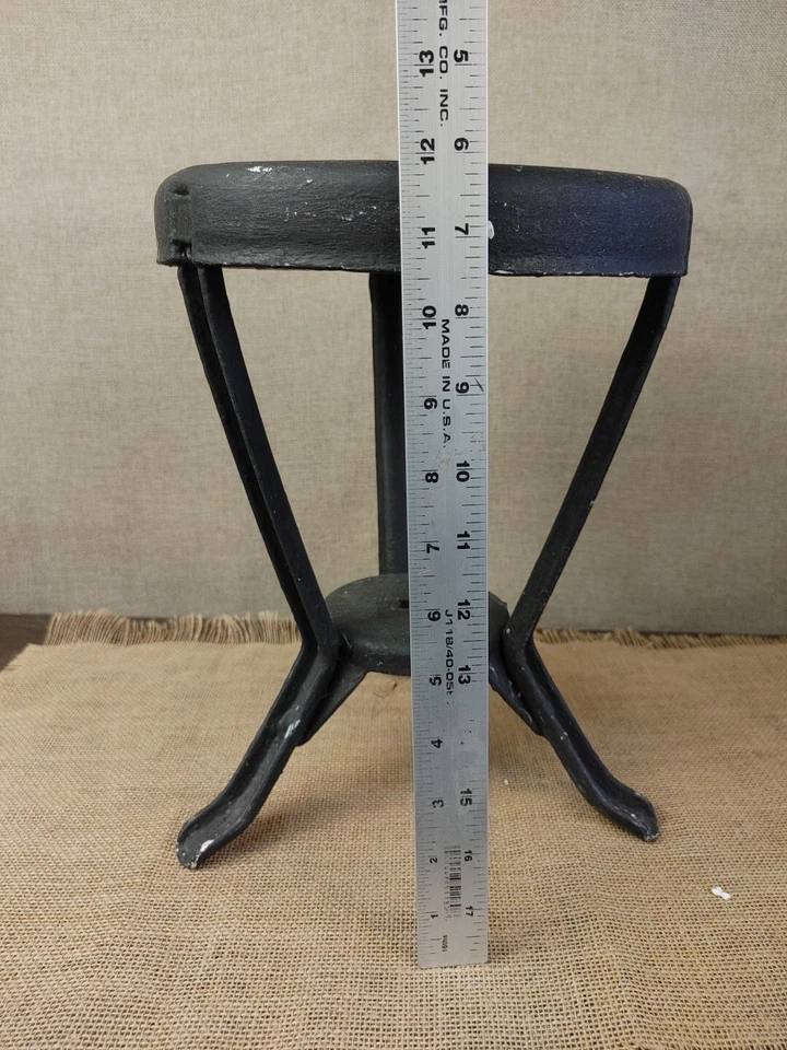 Antiguo taburete de ordeño de lácteos de hierro fundido de metal de principios de 1900 estrella cortado primitivo Foto 4 de 4