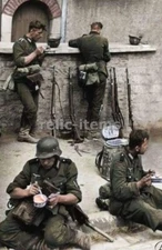 WW2 PICTURE PHOTO GERMAN SOLDIERS TAKING A MEAL 6615