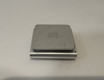 Apple iPod Shuffle 4th Generation Silver (2 GB) Works Great