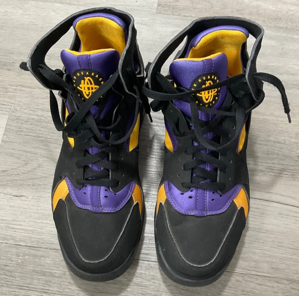 Zapatos de baloncesto Nike Flight Huarache talla 8 negros morados y dorados Foto 2 de 4
