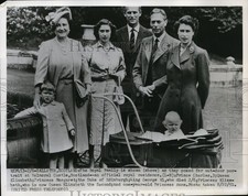 1952 Press Photo Royal Family posed for out-door Portrait at Balmoral Castle