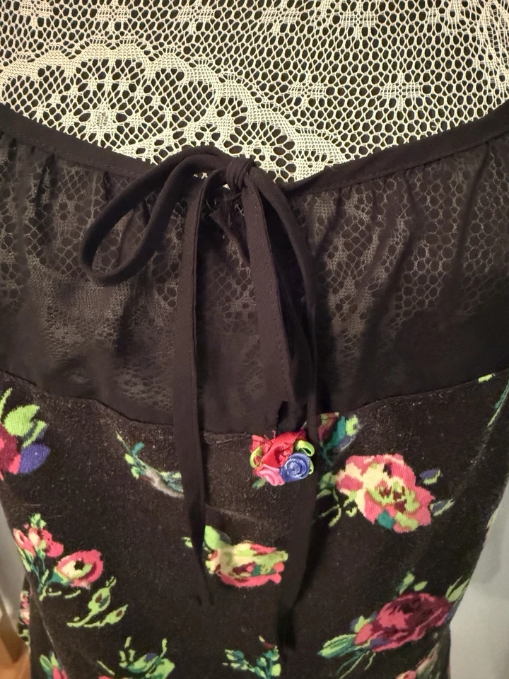 Cami Betsey Johnson íntimates negra con rosas rosa neón, verde, amarillas talla M Foto 2 de 4