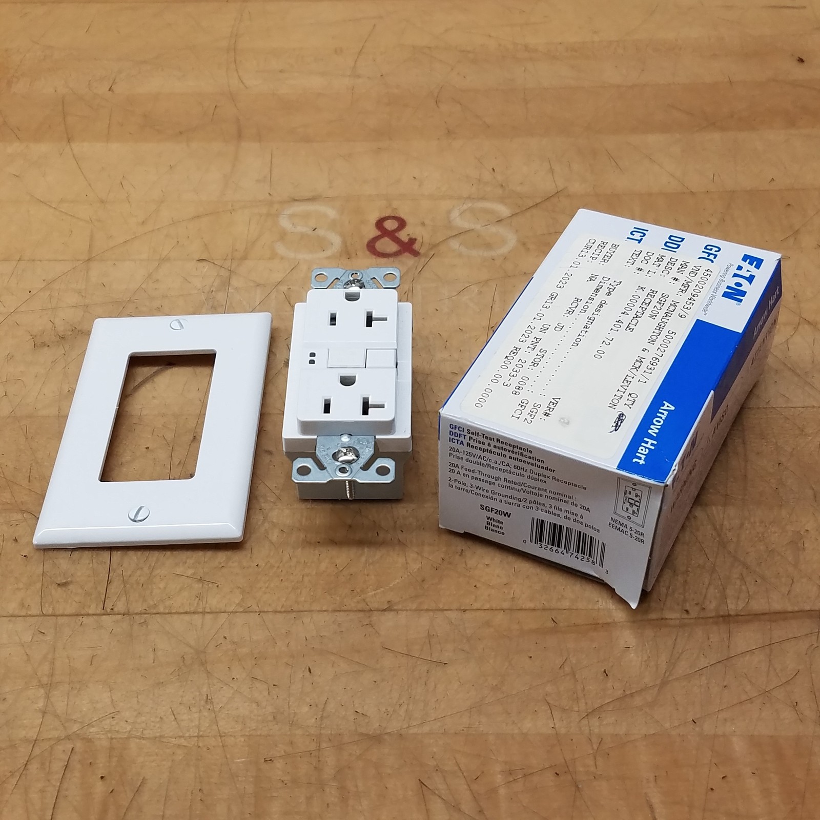 EATON SGF20W Arrow Hart Self-Test Duplex Receptacle, 20A, 125VAC - NEW
