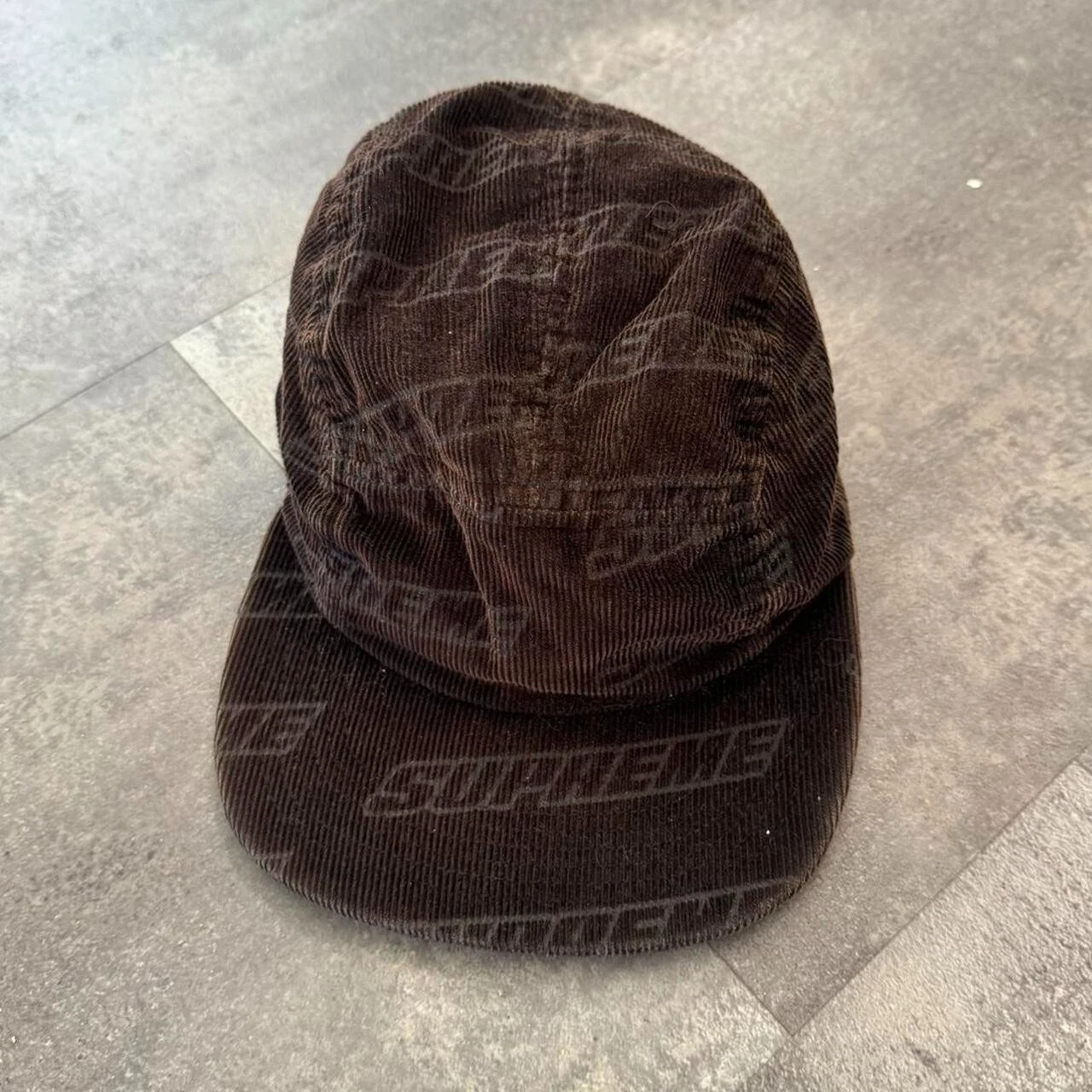 Casquette de camp grise en velours côtelé avec logo suprême