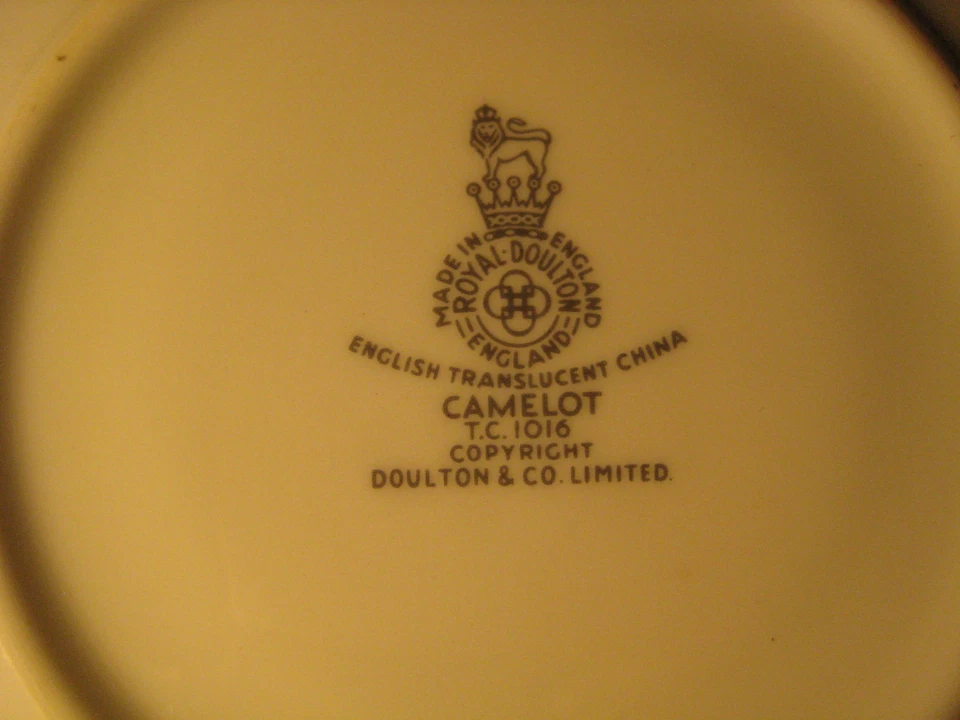 ROYAL DOULTON 4 TAZAS Y PLATILLOS PATRÓN CAMELOTE TC1016 CHINA TRANSLÚCIDA c 1970 Foto 4 de 4