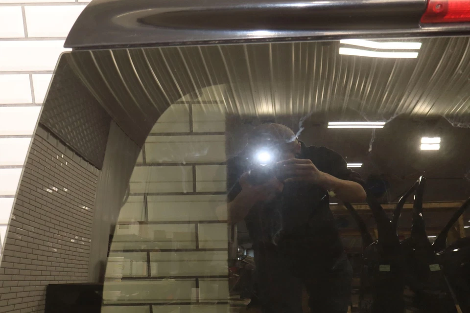 00-05 Ford Excursion Upper Tailgate / Hatch (Black UA) Tinted Glass OEM Foto 3 de 4