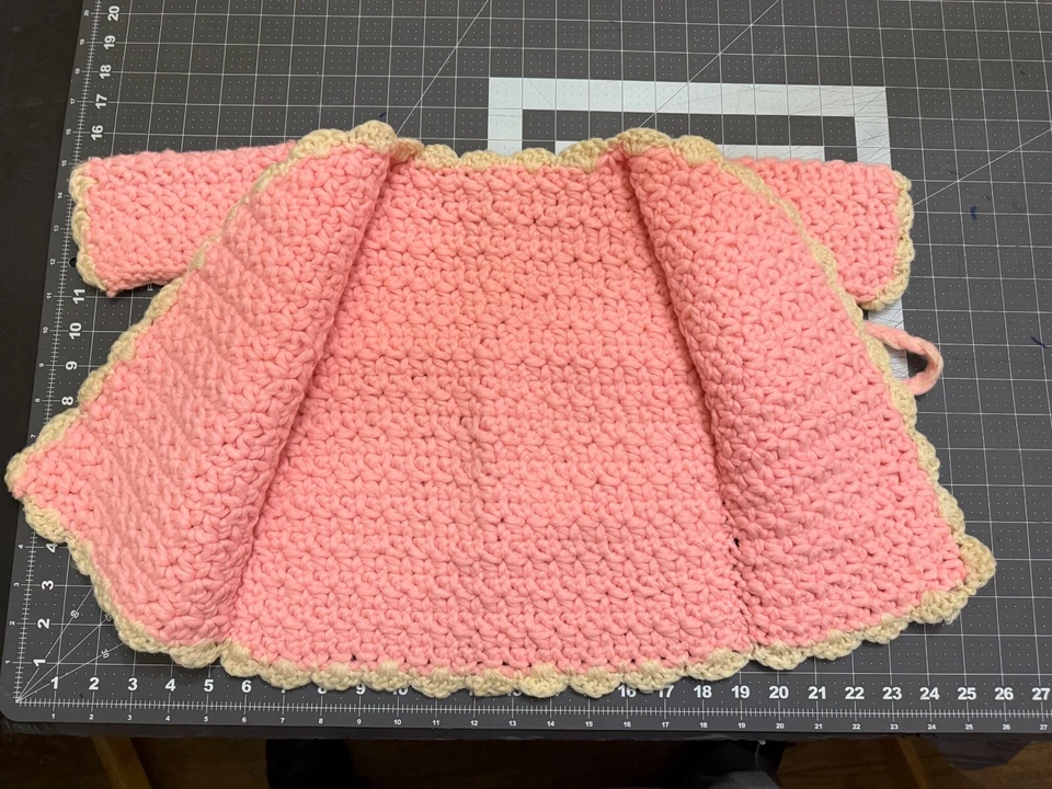 Albornoz tejido hecho a mano rosa vintage de circa años 60 para niñas pequeñas Foto 2 de 3