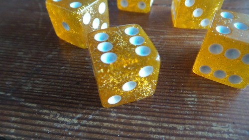 5 GOLDEN YELLOW DICE, GLITTER 5/8" Transparent - Picture 2 of 3