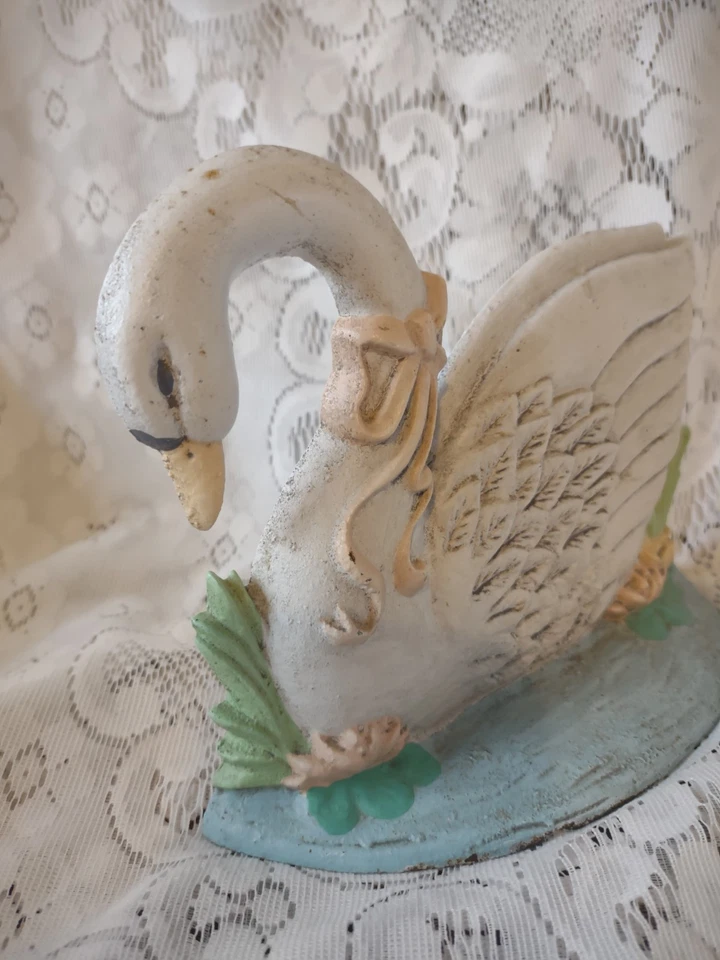 Tope de puerta de hierro fundido vintage cisne blanco con cinta rosa y flores de loto Foto 2 de 4