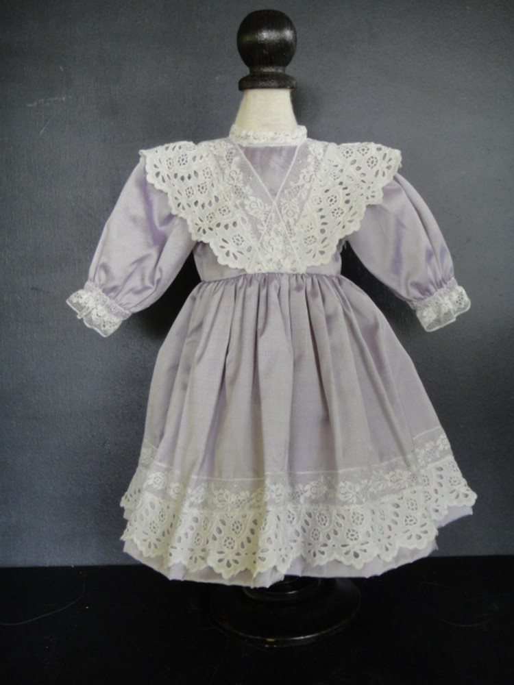 Robe en soie mauve pour sublimer votre poupée ancienne en vitrine