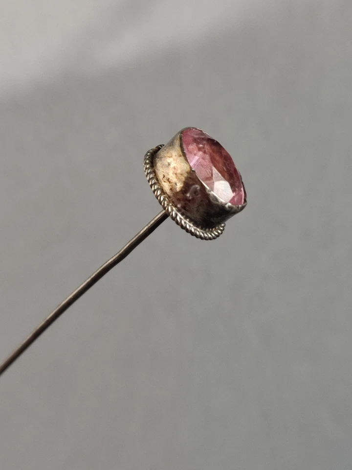 Ancien épingle à Chapeau en métal argenté sertie une pierre rose ovale et taillé - Photo 2/4