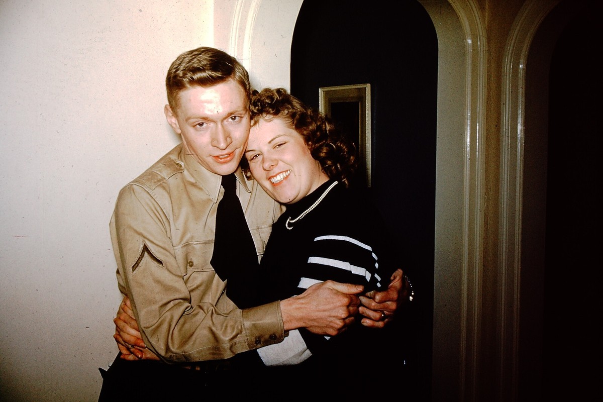 Kodak Red Border Kodachrome Family Photo Couple Man Woman Ref RB59