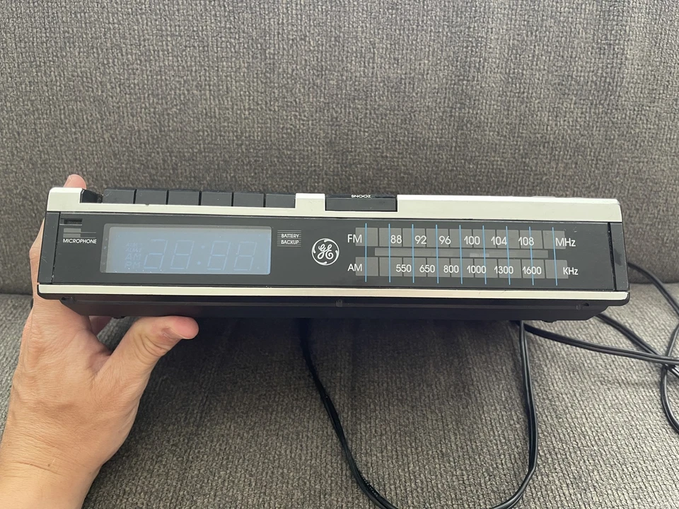 Radio Cassette Reloj GE Vintage Modelo 7-4956B FM AM Grano Madera Probado Foto 2 de 4