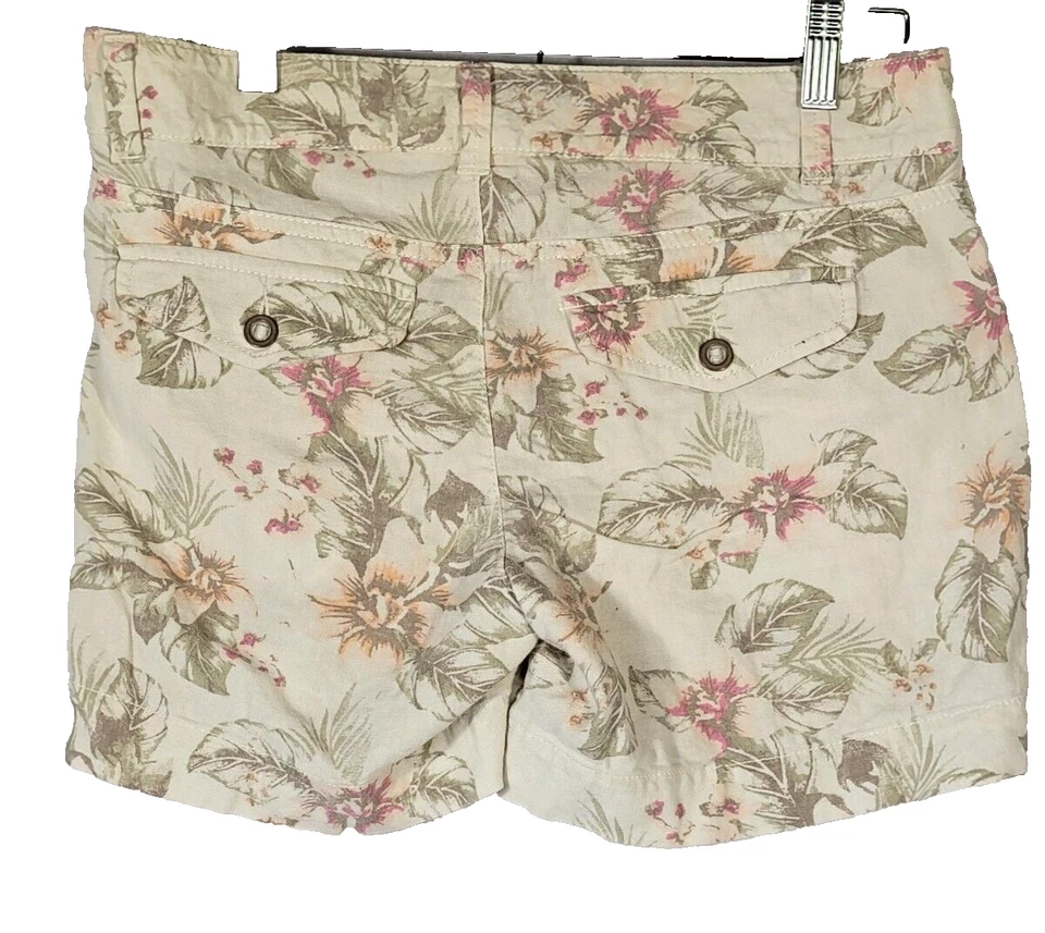 Pantalones cortos para mujer Sonoma talla 2 estampados de hojas verde crema usados en excelente estado Foto 3 de 4