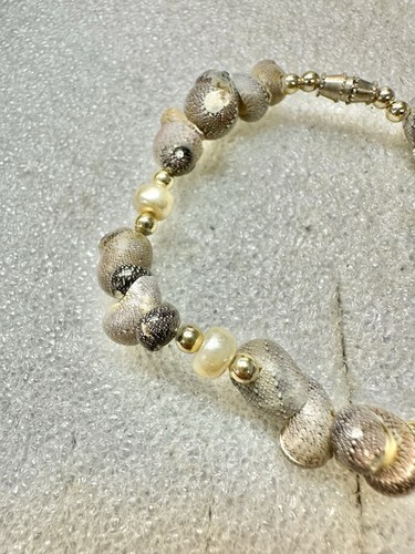 Bracciale vintage PERLA dorata e conchiglia di Nerite 7,5"  - Foto 3 di 7