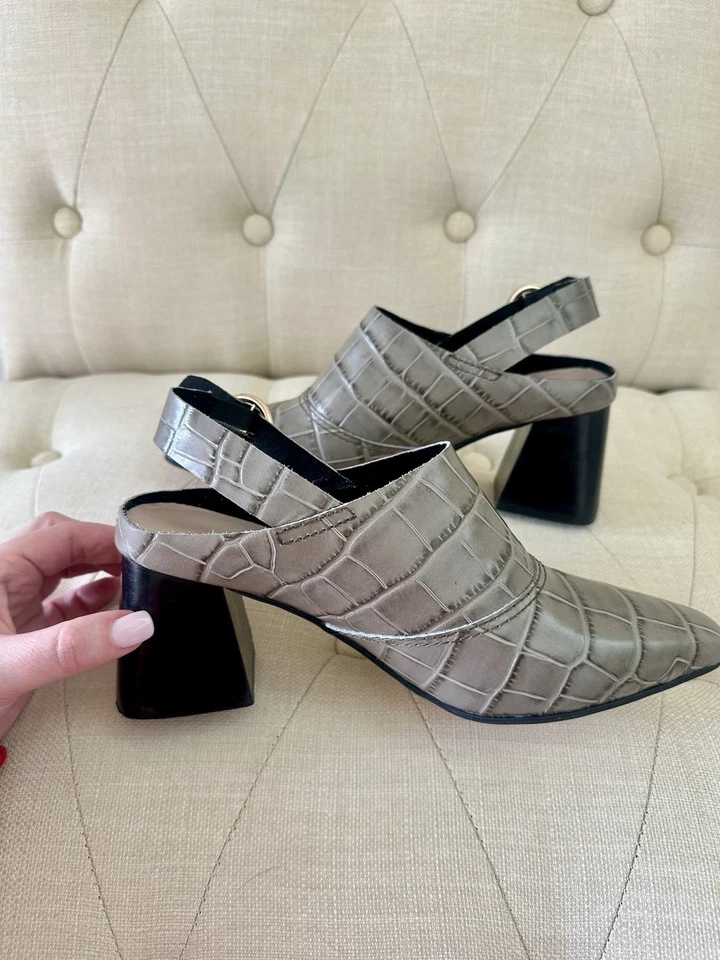 Mules Slingback em relevo de crocodilo cinza com fivela tamanho 39 marca toda preta - Imagem 2 de 4